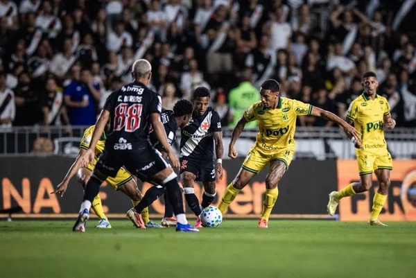 Com um gol em cada tempo, Vasco e Mirassol empatam pelo Brasileirão