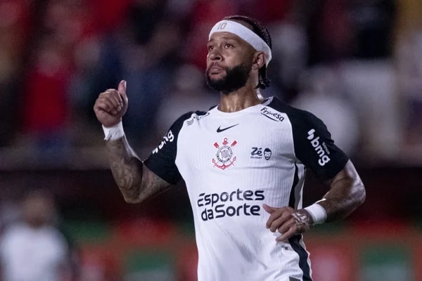 Memphis Depay desembarca em SP para discutir renovação com Corinthians