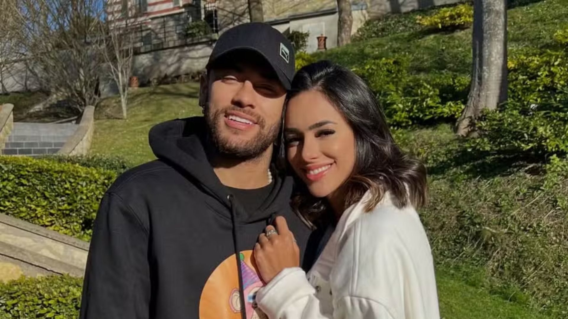 Irmã de Neymar, Rafaella posta foto vendo jogo do namorado, Gabigol