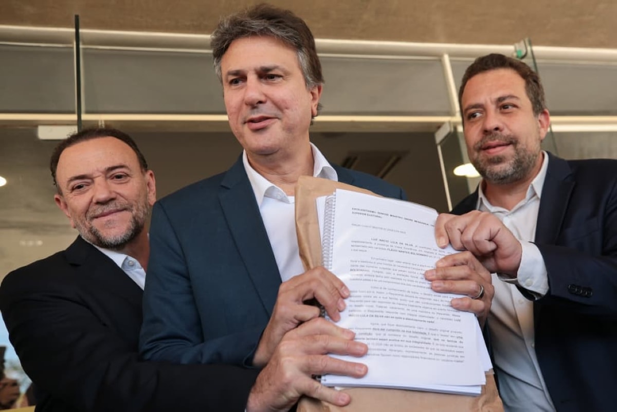 Campanha de Lula entrega documentos e pede TSE como "árbitro" de sigilos