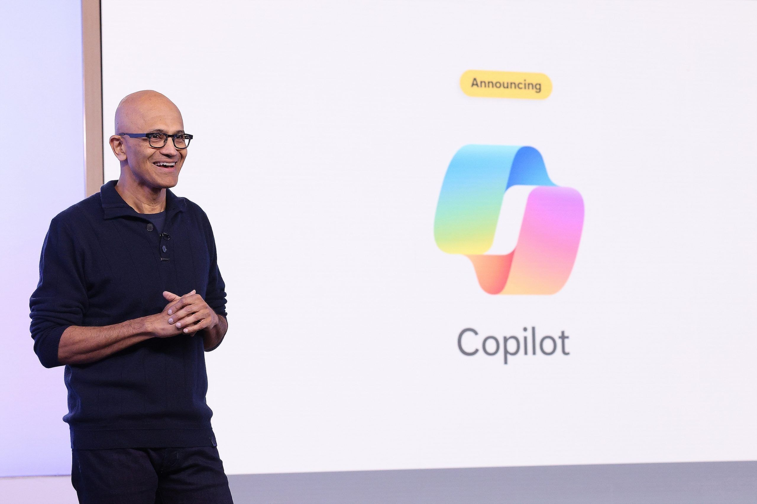Leite enfrenta mais regulamentação que IA, diz presidente da Microsoft