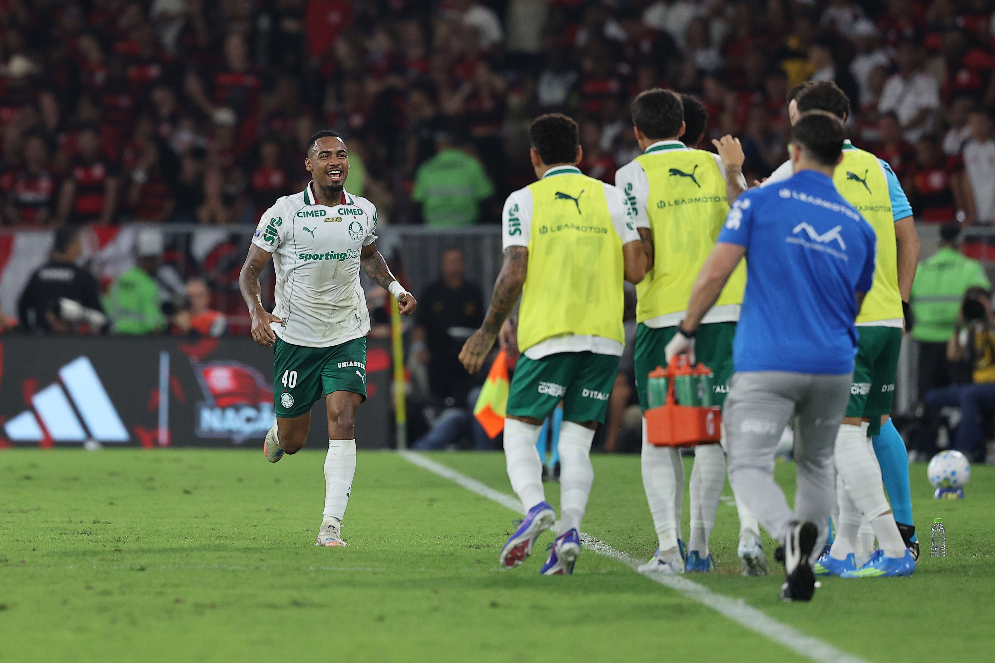 Palmeiras aproveita expulsão, vence Flamengo e dispara no Brasileirão