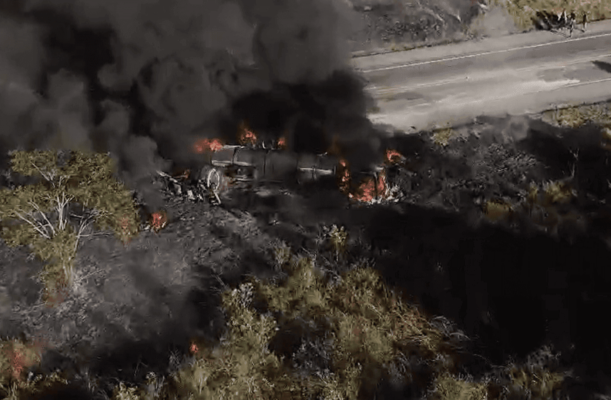 MG: carreta carregada de aguarrás pega fogo após colisão na BR-116