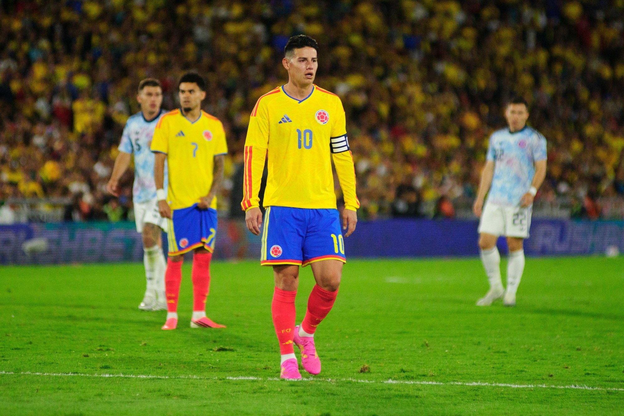 Autoridade colombiana critica James Rodríguez: "Chorão e covarde"