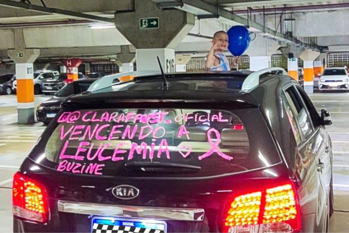 Tratando leucemia, menina comemora liberação para ir à praia em SP