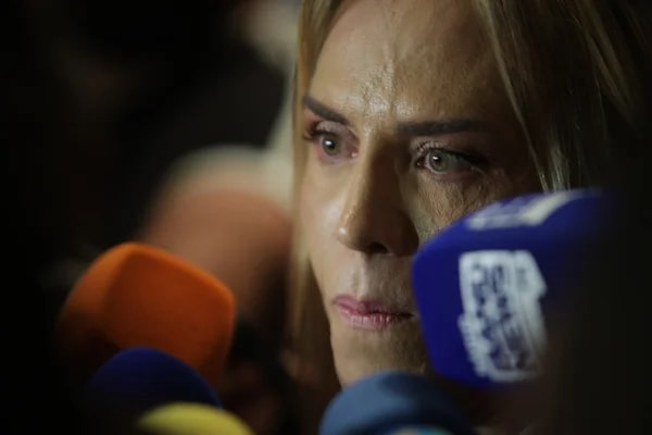 Saga da botina: Paula provoca e Celina manda sapato para a adversária