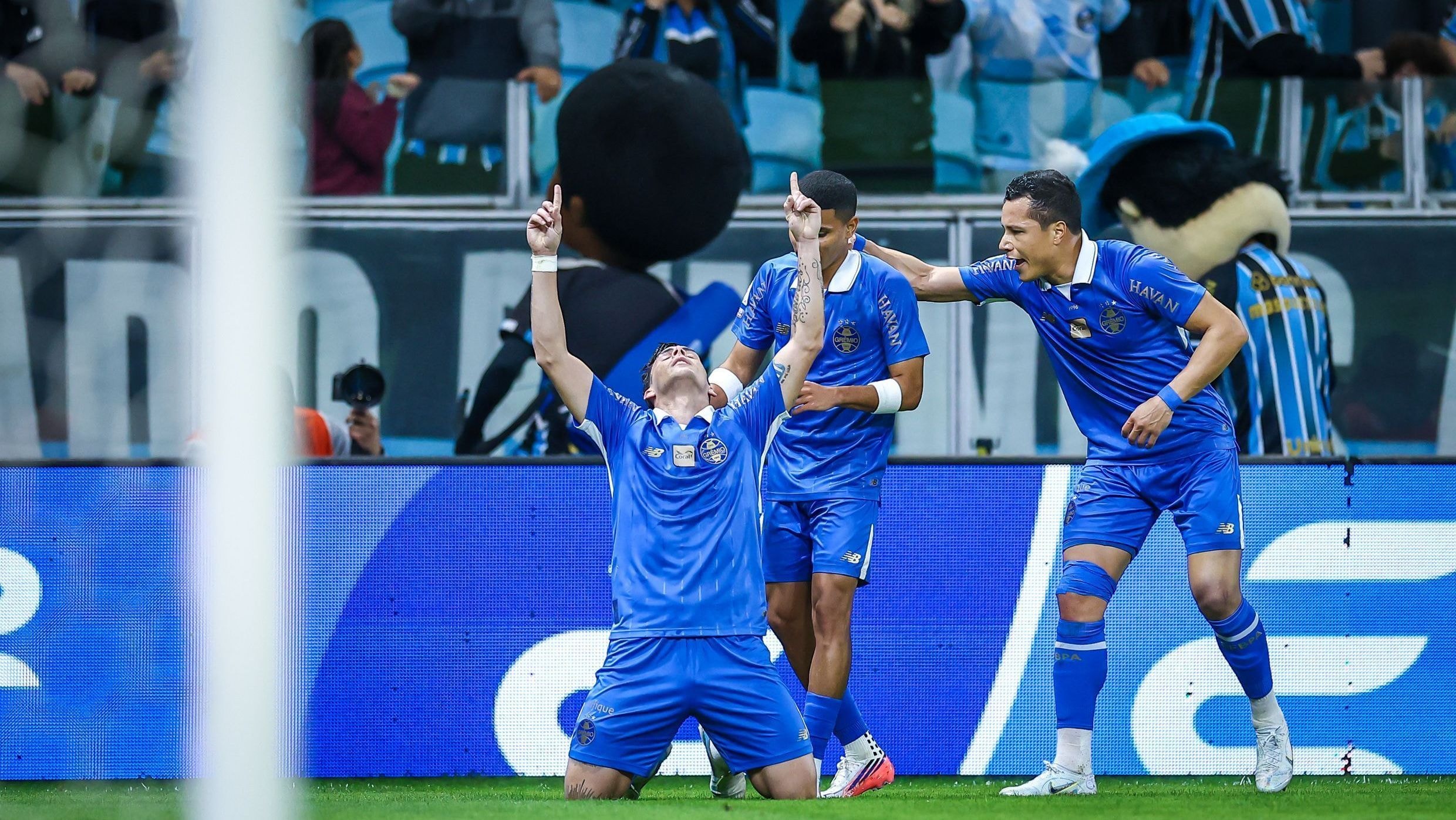 Neymar explica faixa e comenta relação com Memphis após clássico