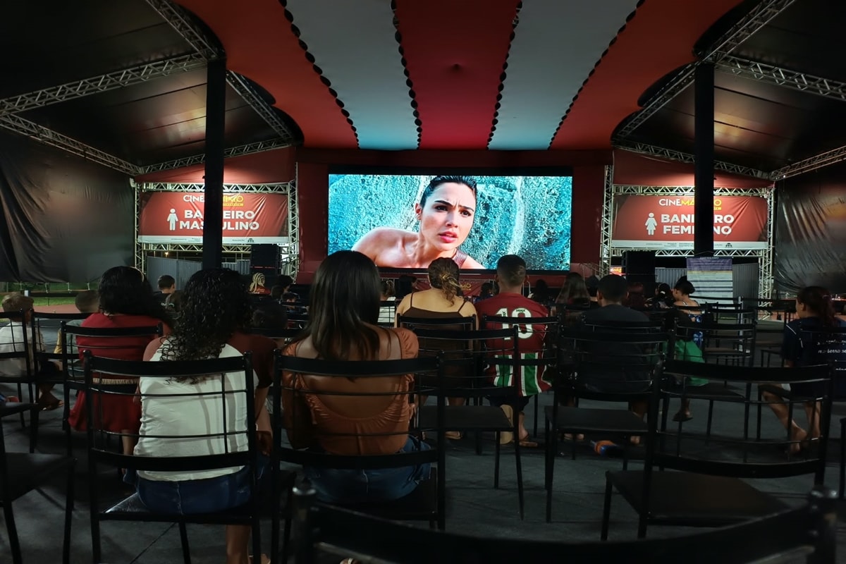 Cinemáximo Itinerante exibe Mulher-Maravilha e reúne público da Estrutural