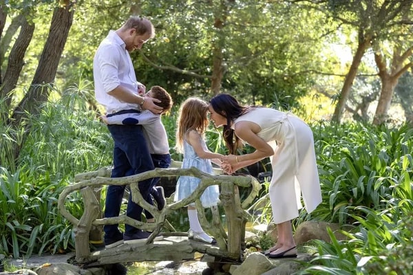 Saiba plano de Harry e Meghan para reunir filhos com o rei Charles