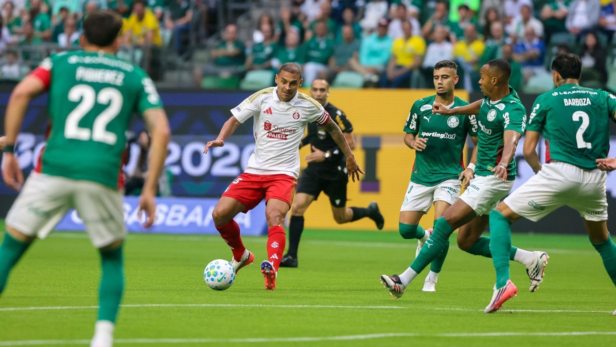 Flamengo x Vitória: escalações e onde assistir ao jogo do Brasileirão