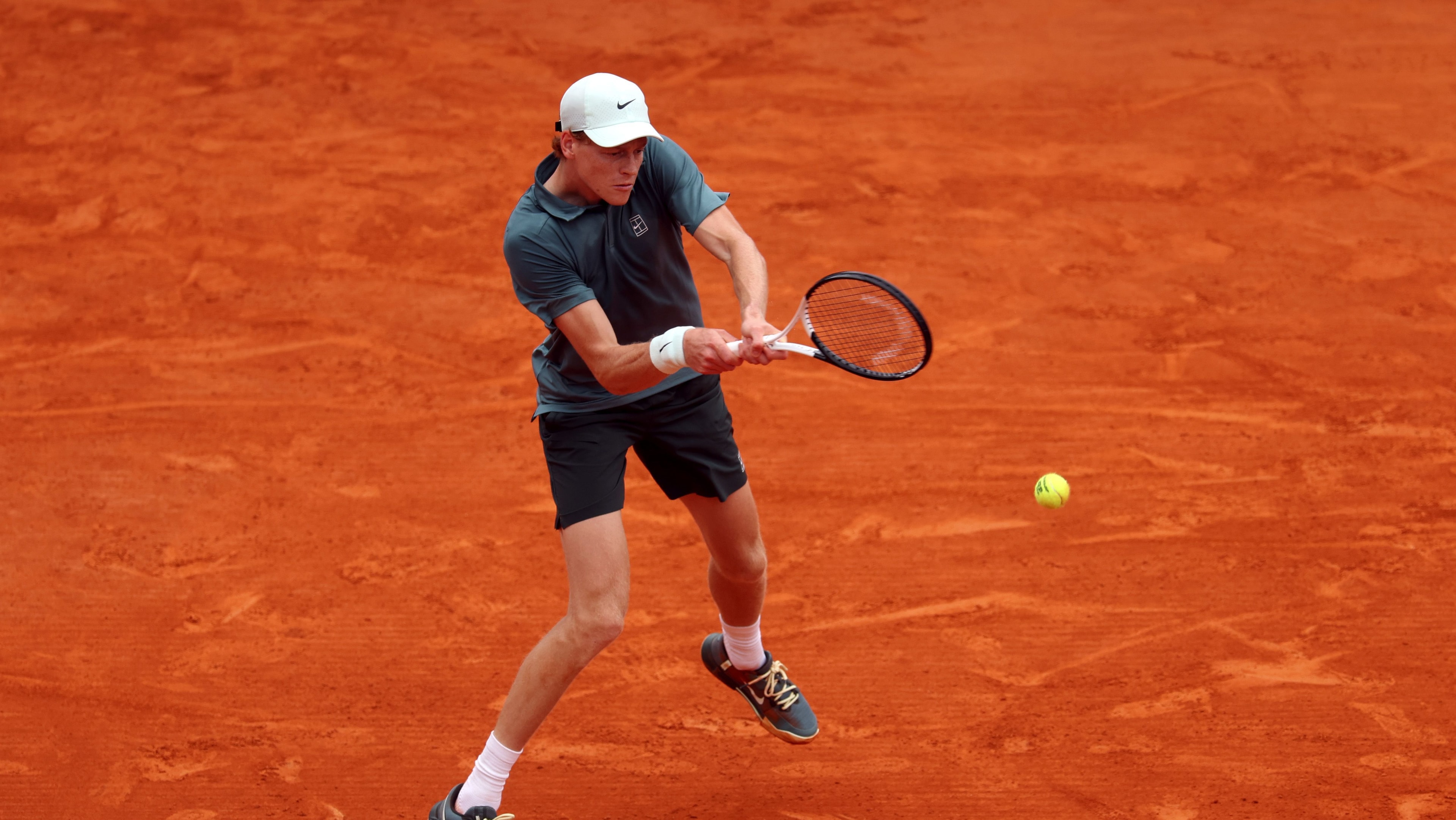 Alcaraz vence Vacherot e enfrenta Sinner na final de Monte Carlo