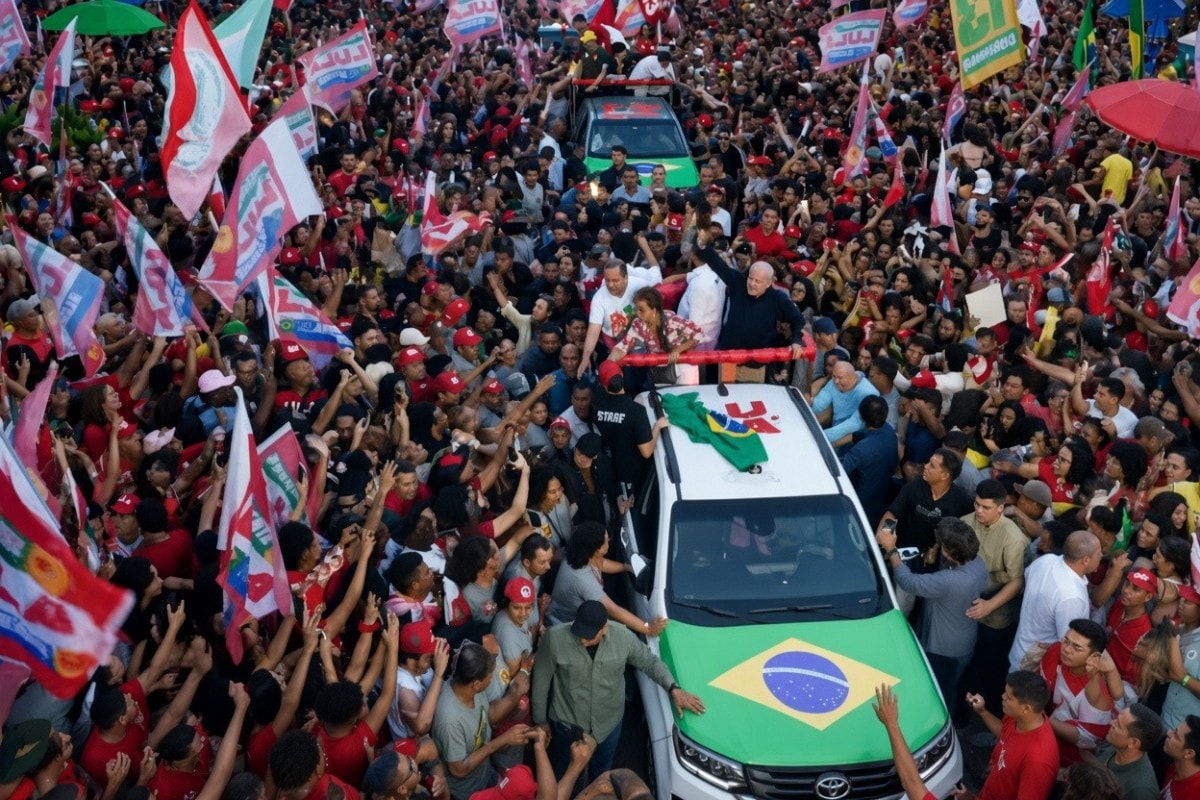 Lula ganha primeiro celular e anuncia que vai entrar no canal de Janones