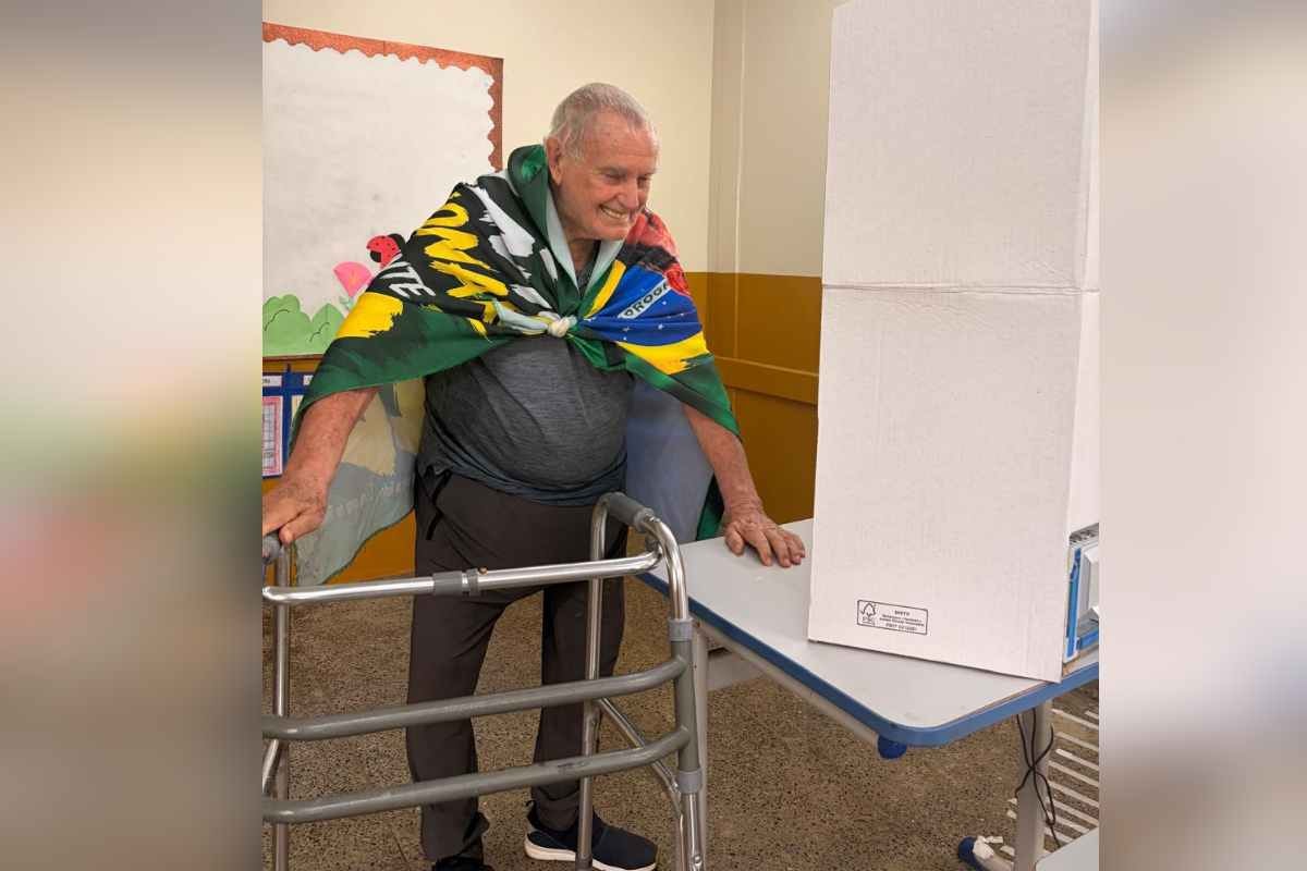 Aposentado de 90 anos exerce direito ao voto em escola no DF