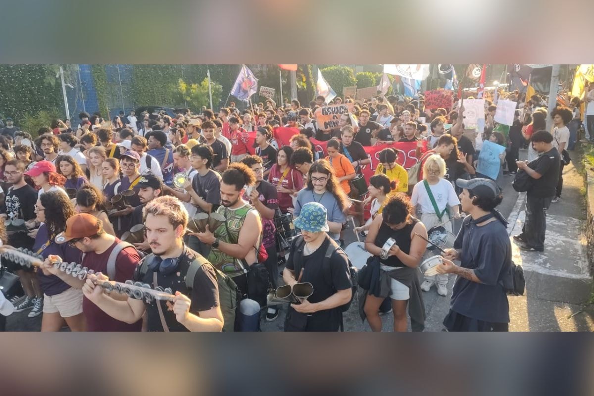 Estudantes fazem marcha da USP até Faria Lima em meio a greve