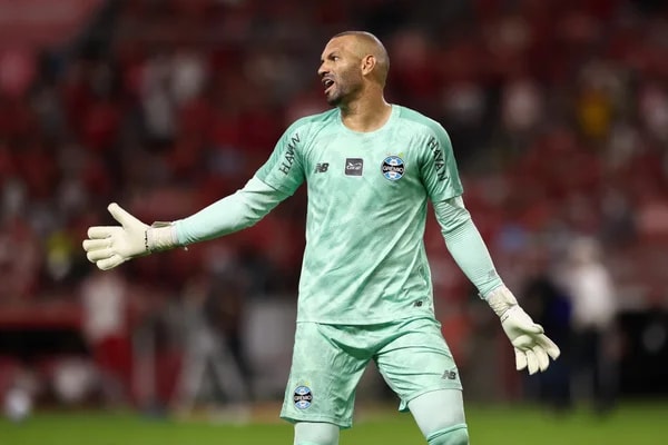 Goleiro Weverton passa mal antes de partida entre Vitória e Grêmio