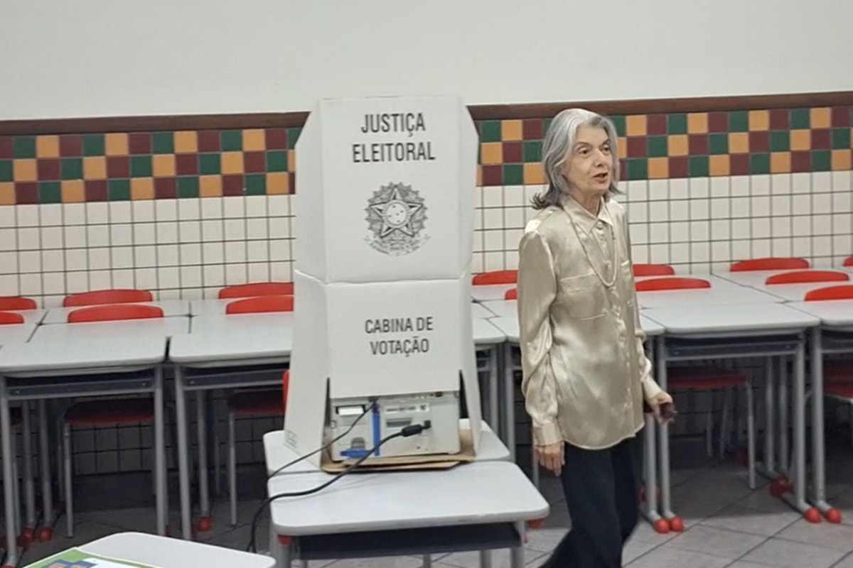 Cármen Lúcia vota em colégio de BH e é tietada por eleitores