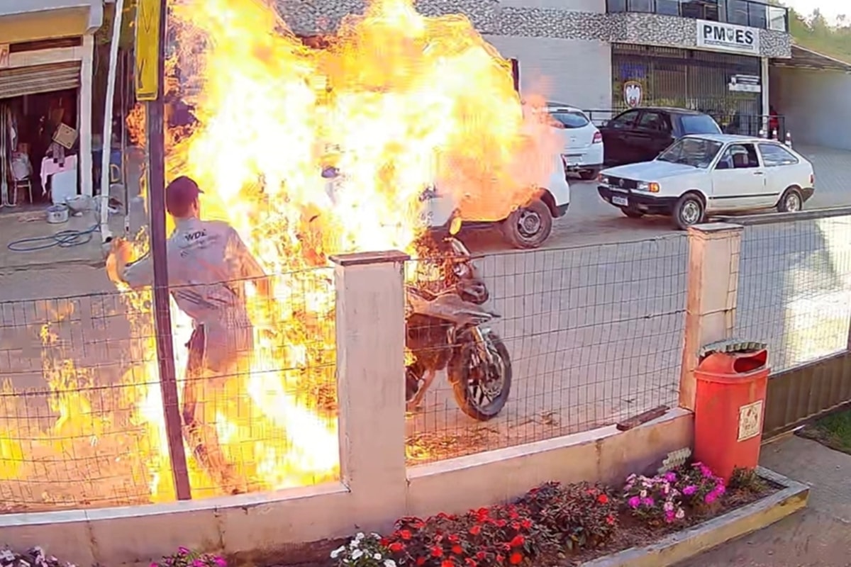 Mãe queimada após filho incendiar moto em fiscalização precisou ser intubada. Vídeo