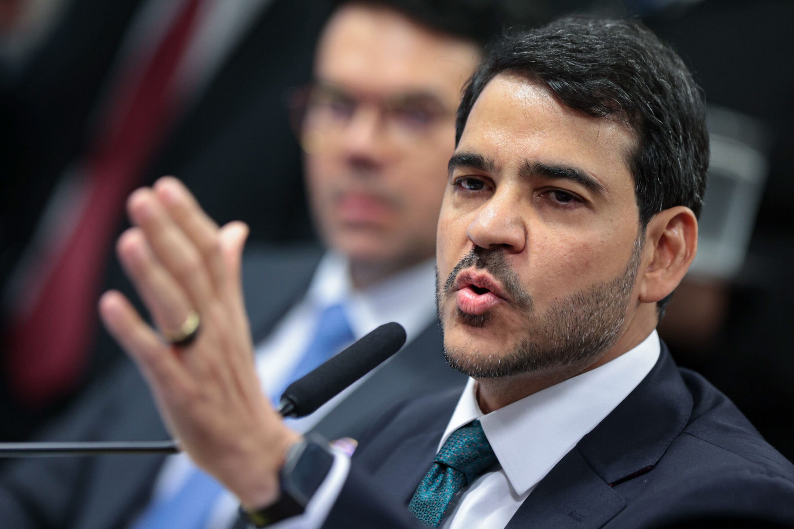 Messias critica Flávio por "uso ostensivo da Justiça contra cidadãos"