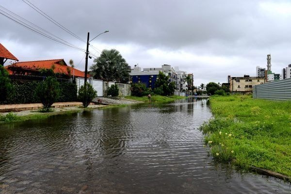 Fortes chuvas causam enchentes nas ruas de Belém, no Pará