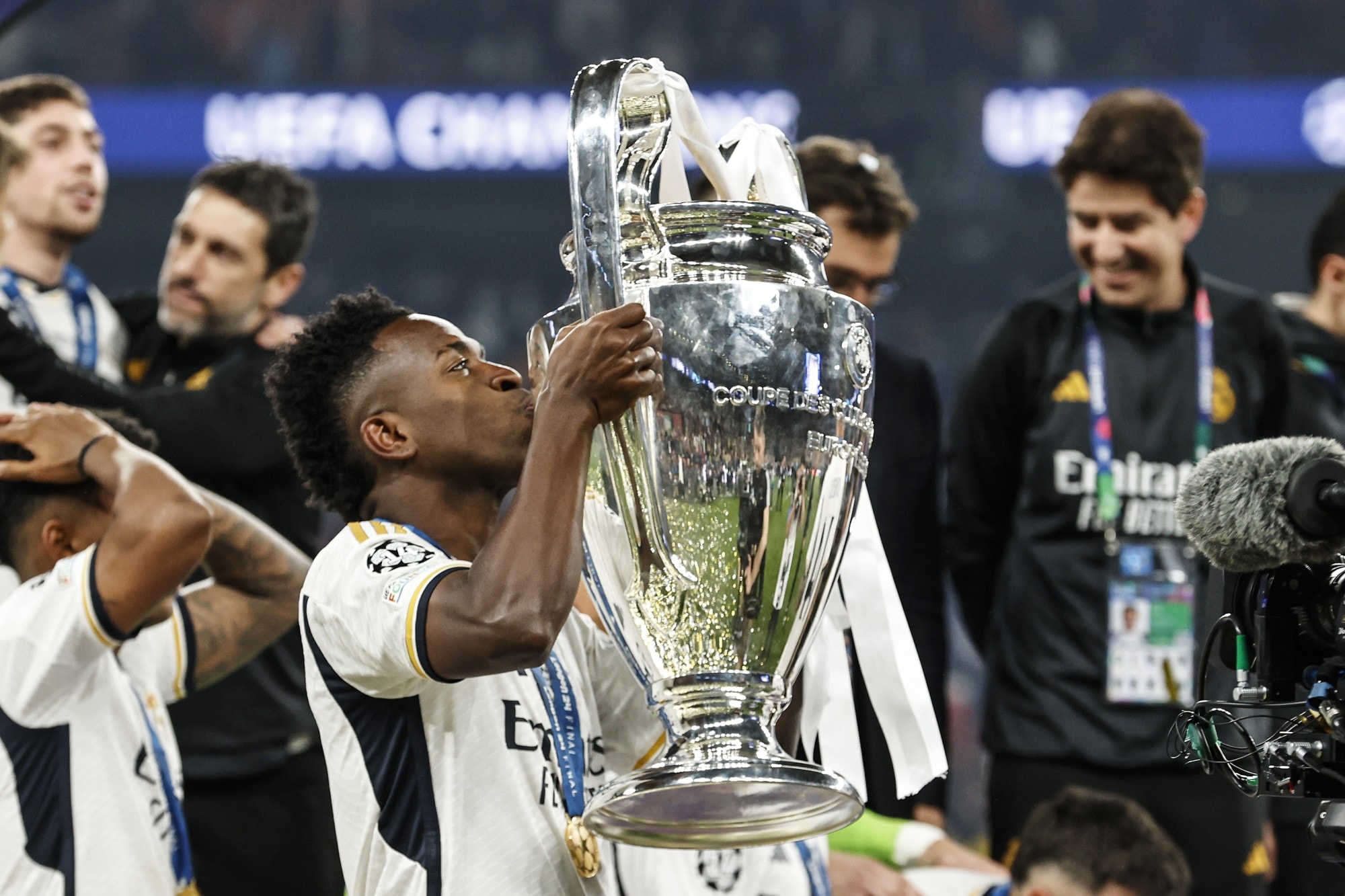 Real Madrid homenageia Vini Jr. após anúncio de renovação