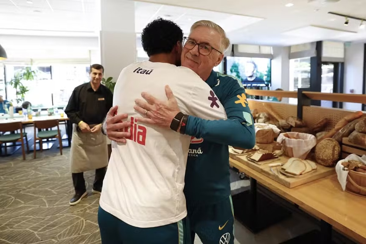 Éderson é recebido por Ancelotti e treina com Seleção antes da estreia