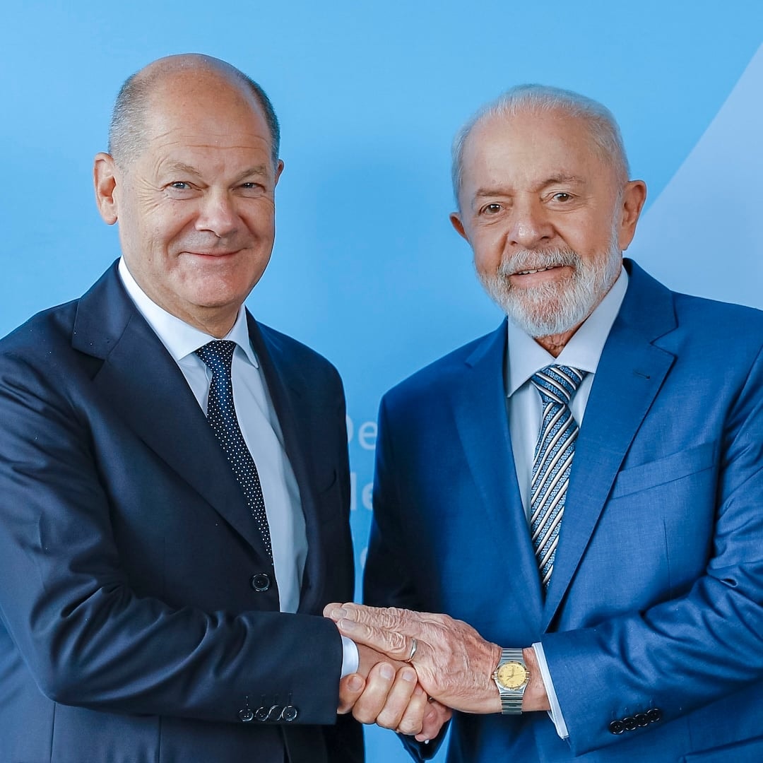 No debate, Lula usa relógio avaliado em R$ 42.000; e Flávio, de R$ 449