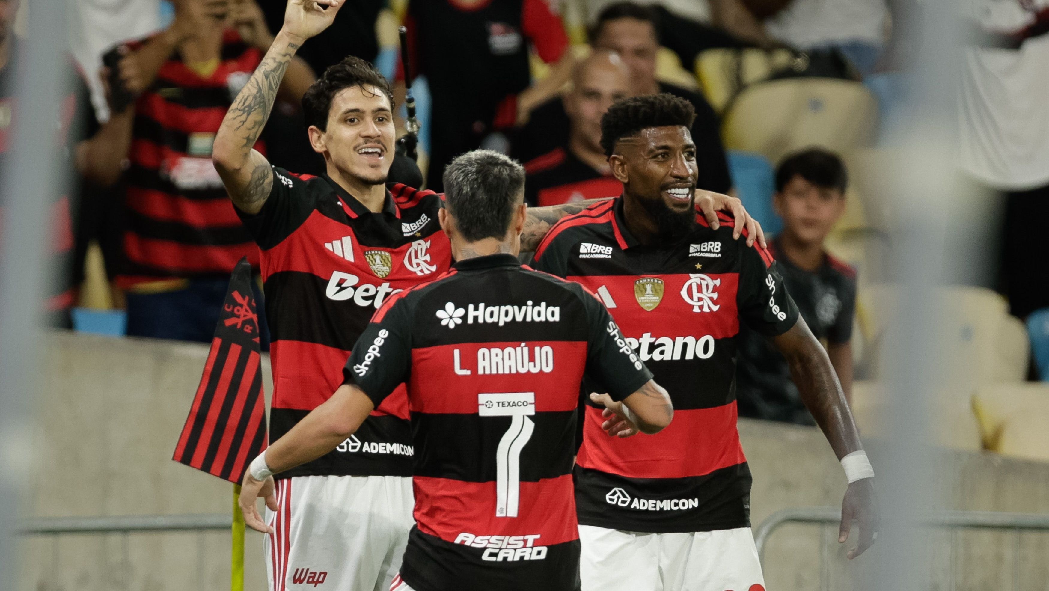 Botafogo recebe Vitória em duelo atrasado para encostar no G4 do Brasileiro