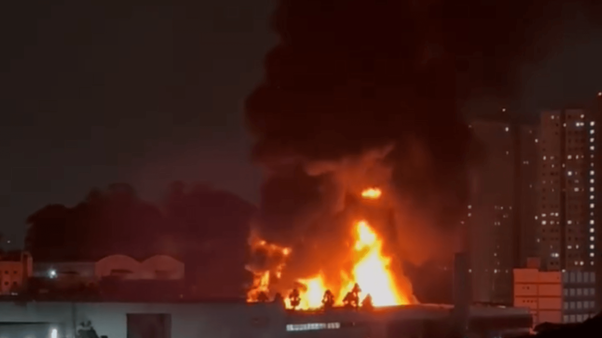 Vídeo: incêndio de grandes proporções atinge fábrica da Colcci em SC