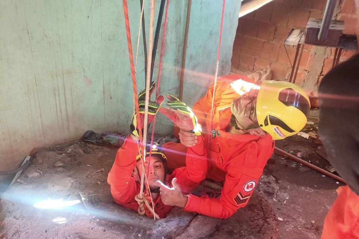 Resgate de homem em cisterna de 12m mobiliza equipes dos bombeiros