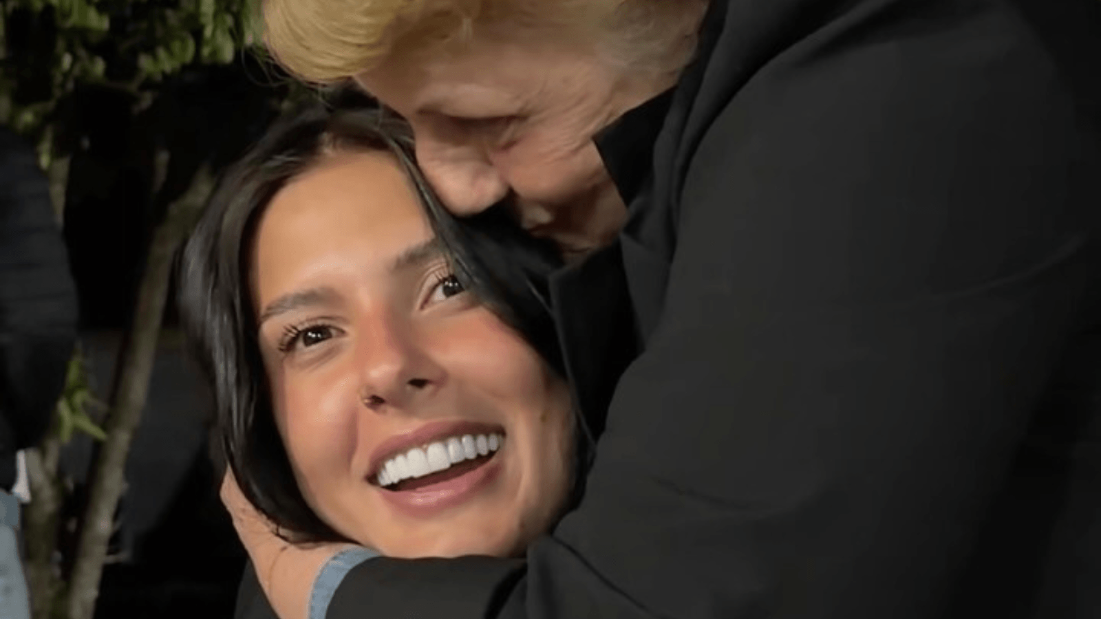 Ana Castela derruba prefeita em show, que brinca: “A gente cai e levanta”