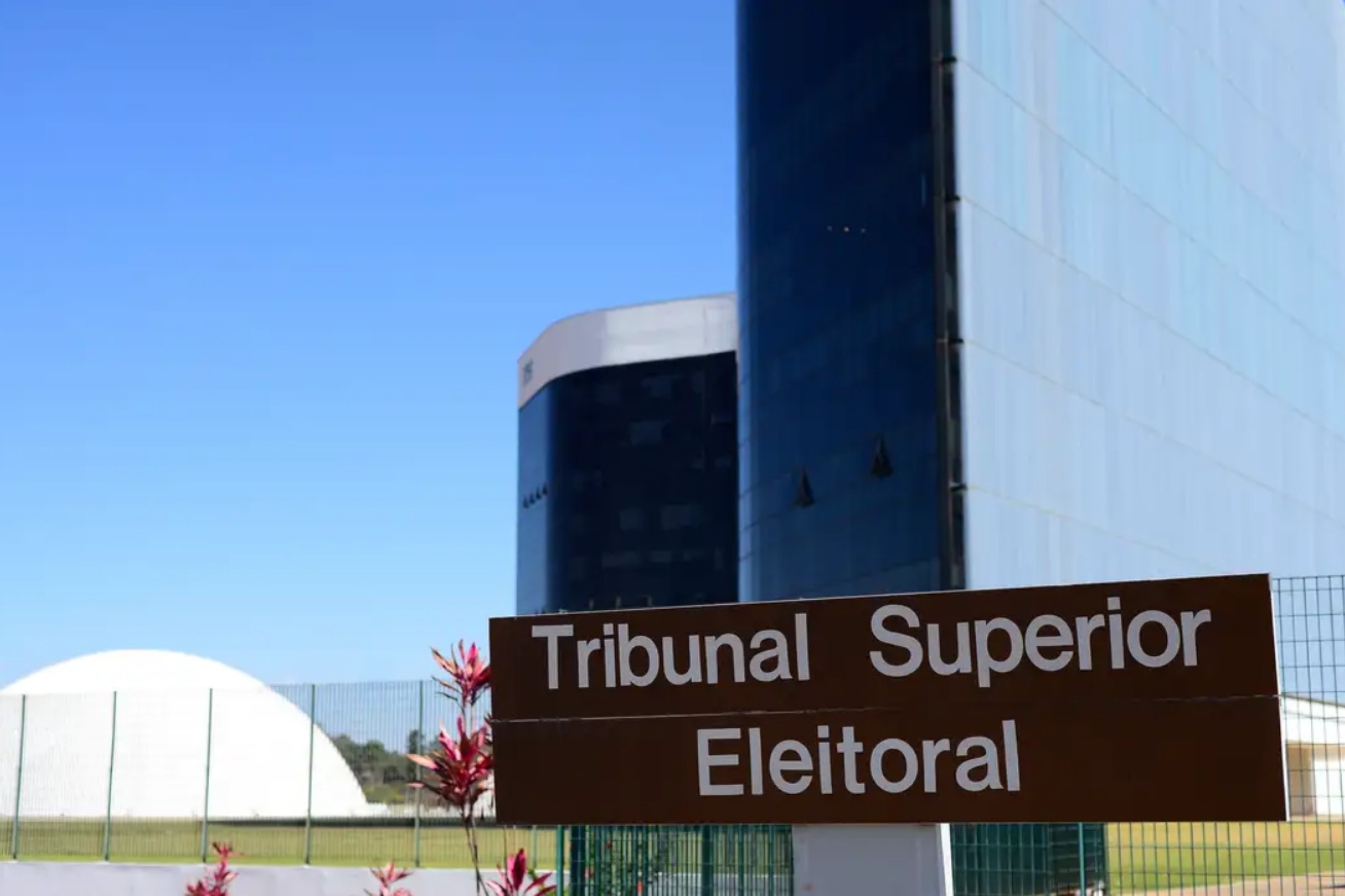 TCU entrega ao TSE lista de 6,1 mil pessoas com contas irregulares