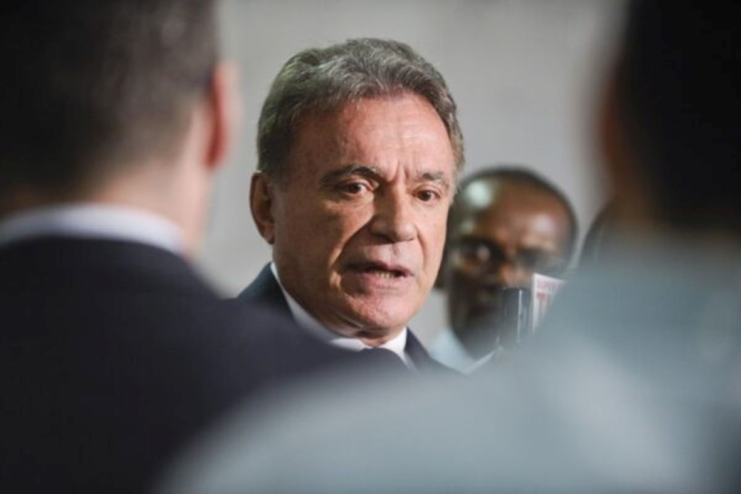 Líder nas pesquisas, Alvaro Dias desiste de candidatura ao Senado