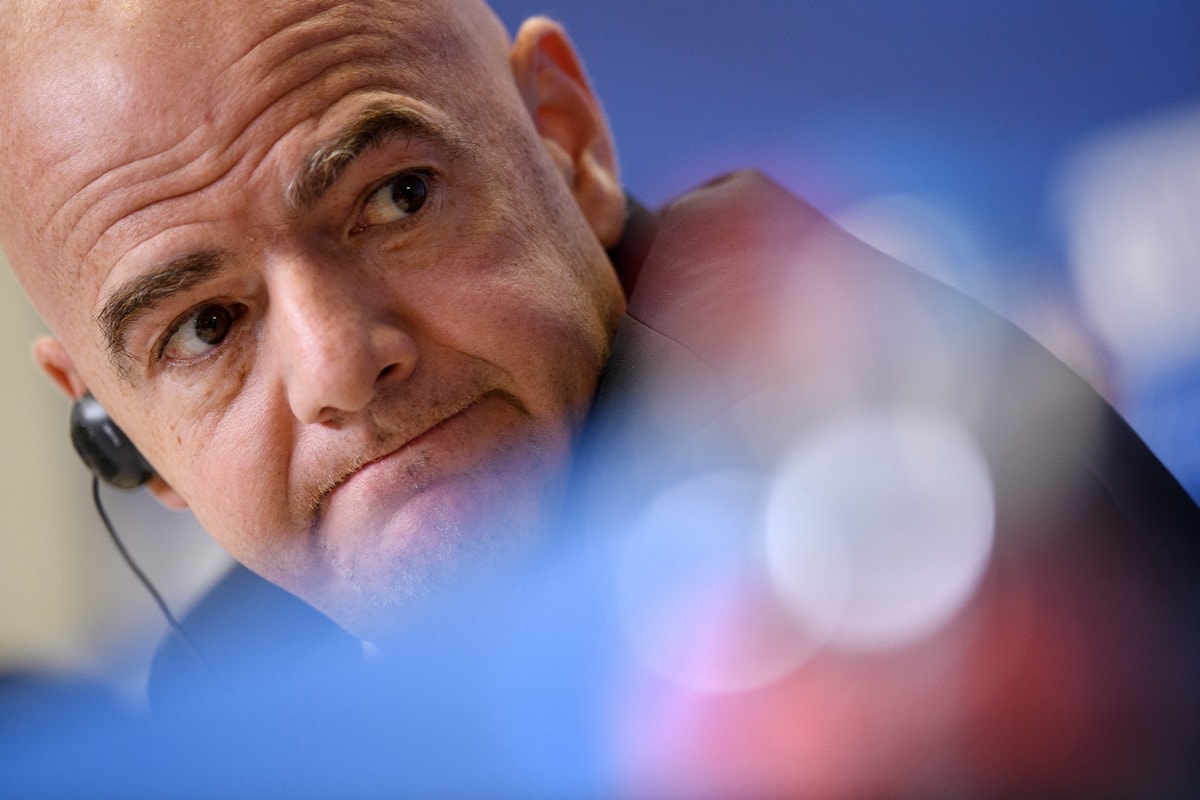 Presidente da Fifa é acusado de receber salário extra de R$ 8,8 milhões