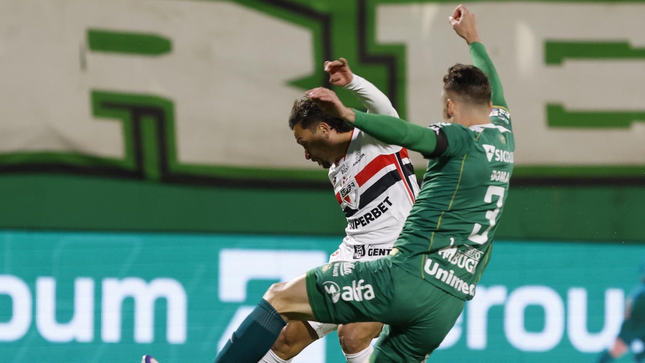 Vestido de noiva, torcedor faz despedida de solteiro em Chape x São Paulo