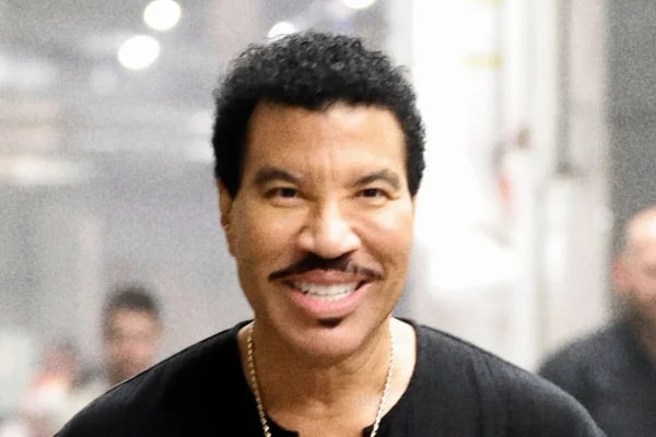 Fãs celebram alta de Lionel Richie após internação por problema cardíaco