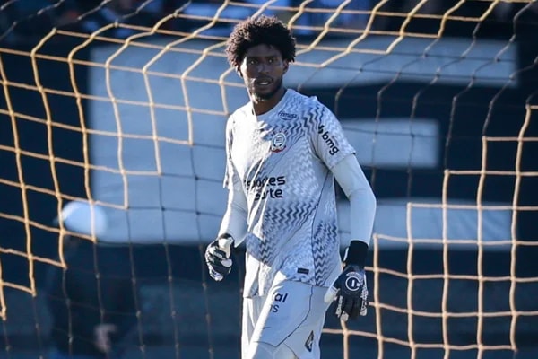 Hugo Souza admite que atrasos de pagamentos afetam time do Corinthians