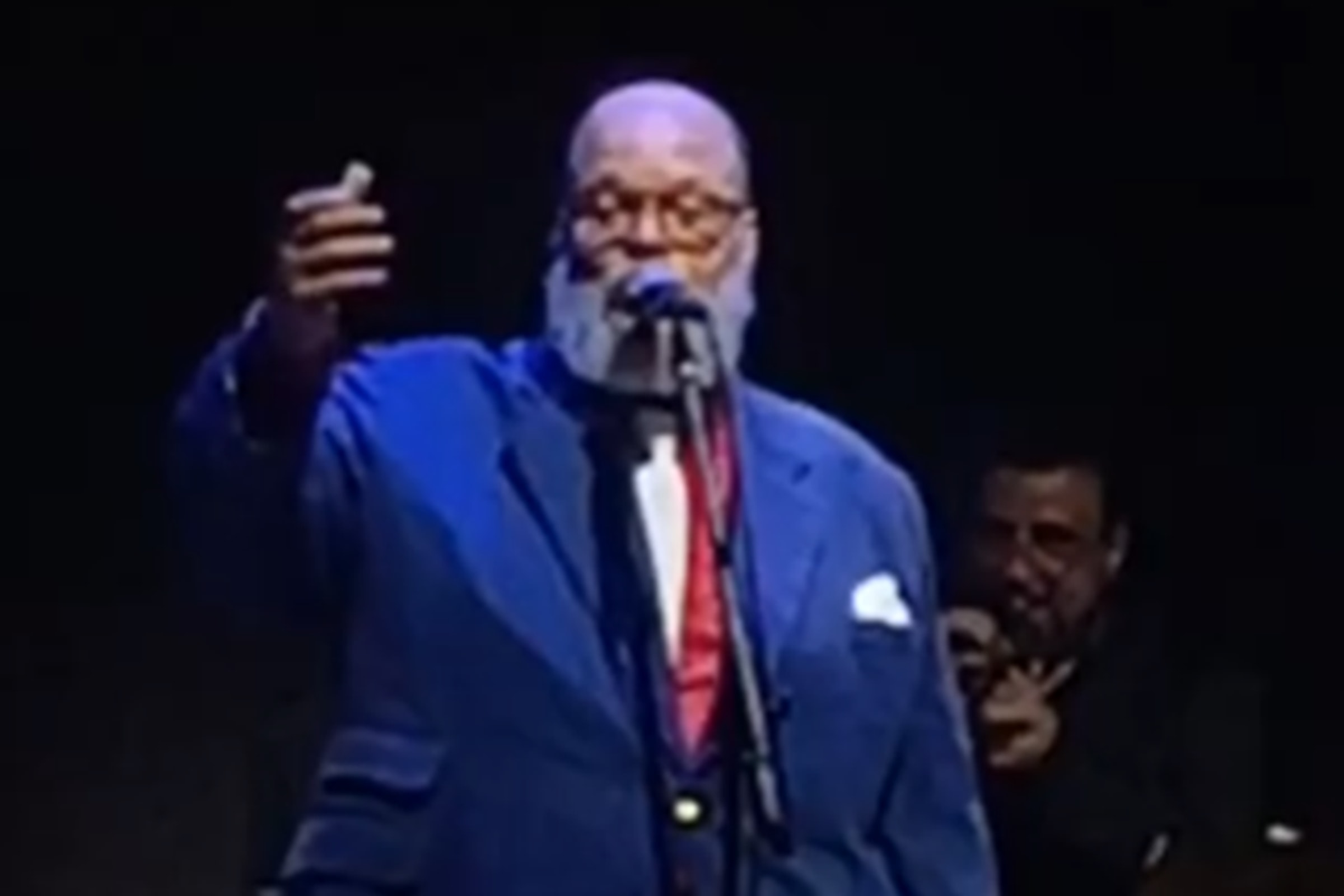 Ed Motta é atingido por rolha em 1º show após briga em restaurante