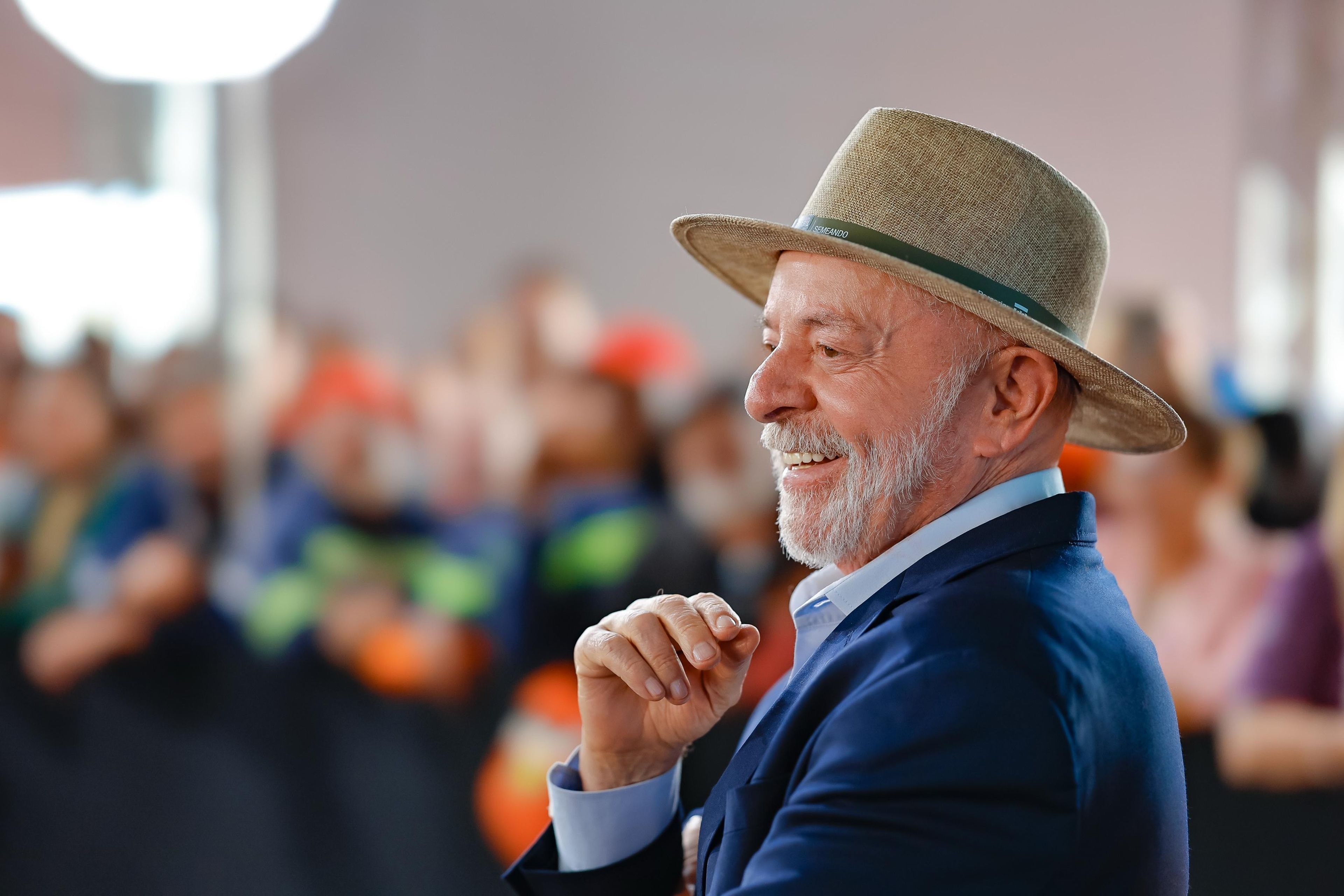 A 3 meses da eleição, Lula lidera em seguidores nas redes e Flávio, tração