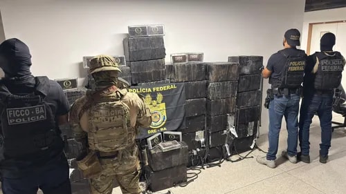 Policiais apreendem uma tonelada de cocaína no Porto de Salvador