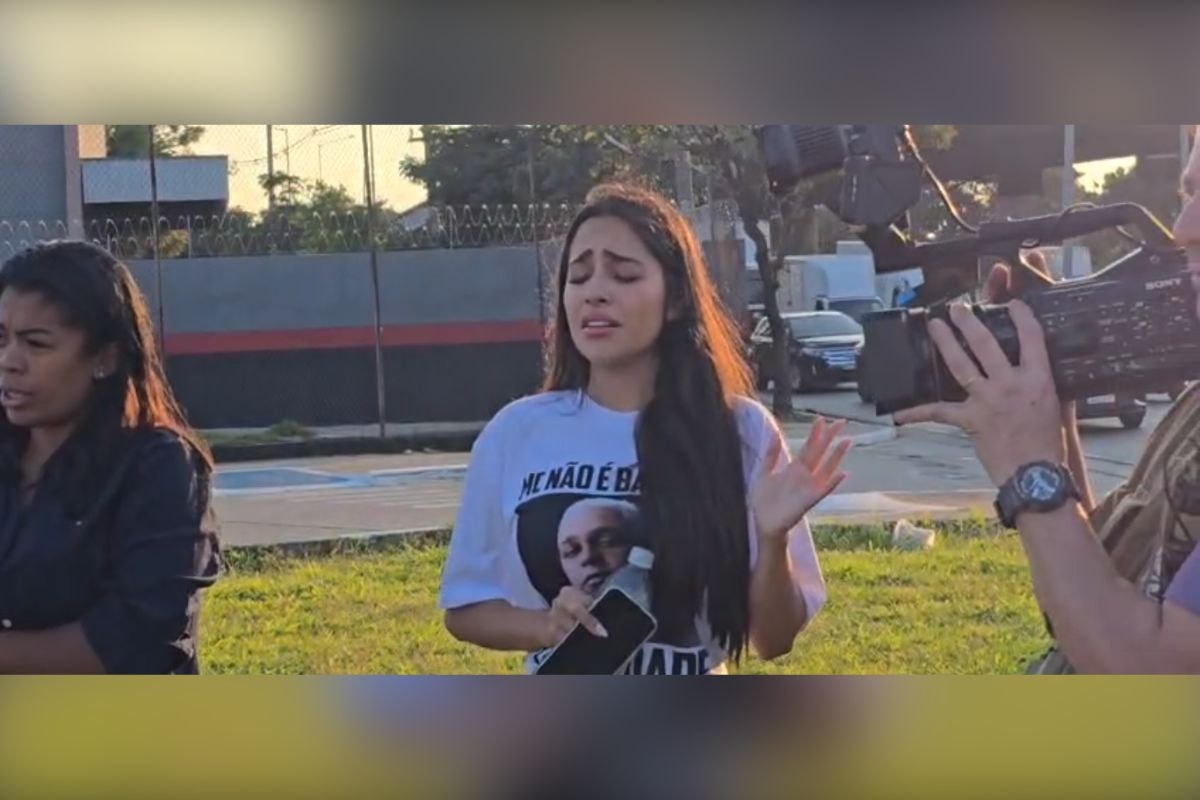 Após decisão, esposa de MC Ryan faz oração e chora em frente a prisão. Veja vídeo