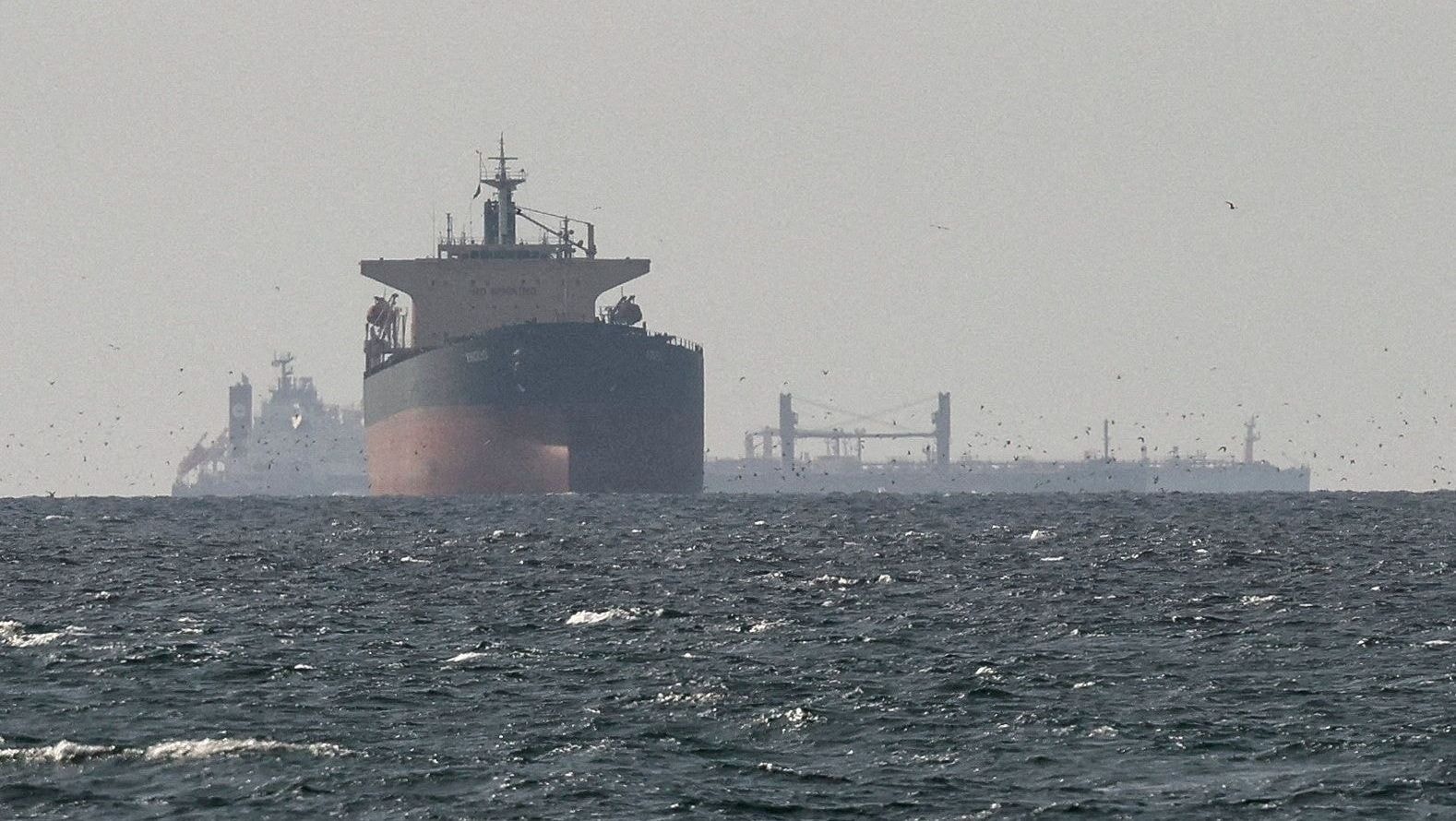Petroleiro relata ataque com míssil no Estreito de Ormuz, informa agência