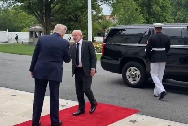 Lula posta vídeo de aperto de mão com Trump ao chegar à Casa Branca