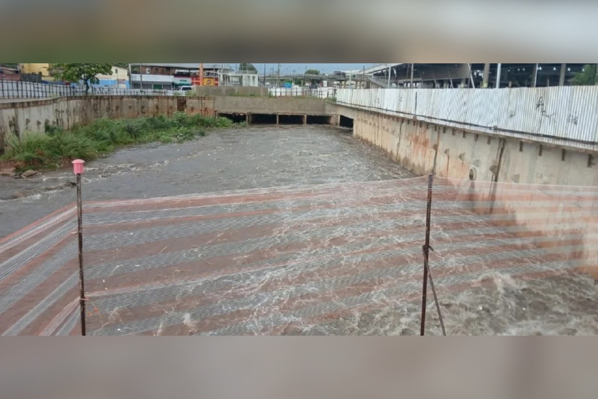 Vigia de obra que caiu em córrego durante chuva em BH é encontrado com vida