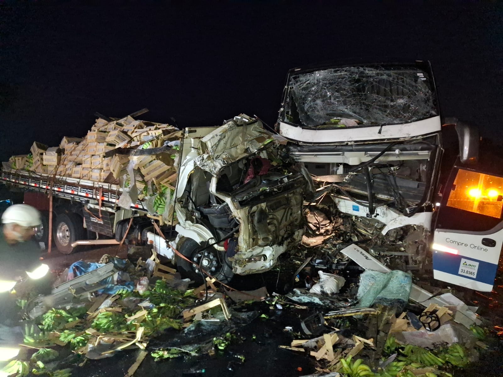 MG: acidente entre ônibus e caminhão deixa mortos e feridos na BR-116