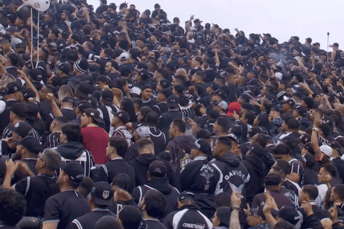 Corinthians: torcida protesta e fica de costas na entrada do time em campo