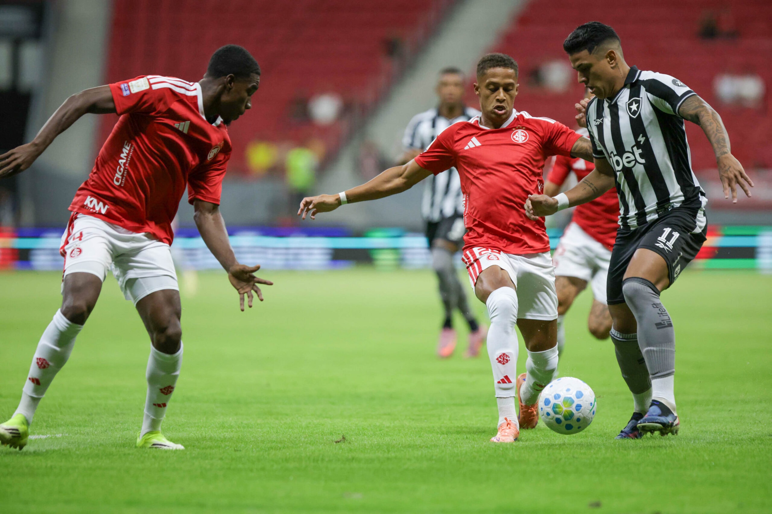Botafogo x Internacional jogam em Brasília pelo Brasileirão; siga