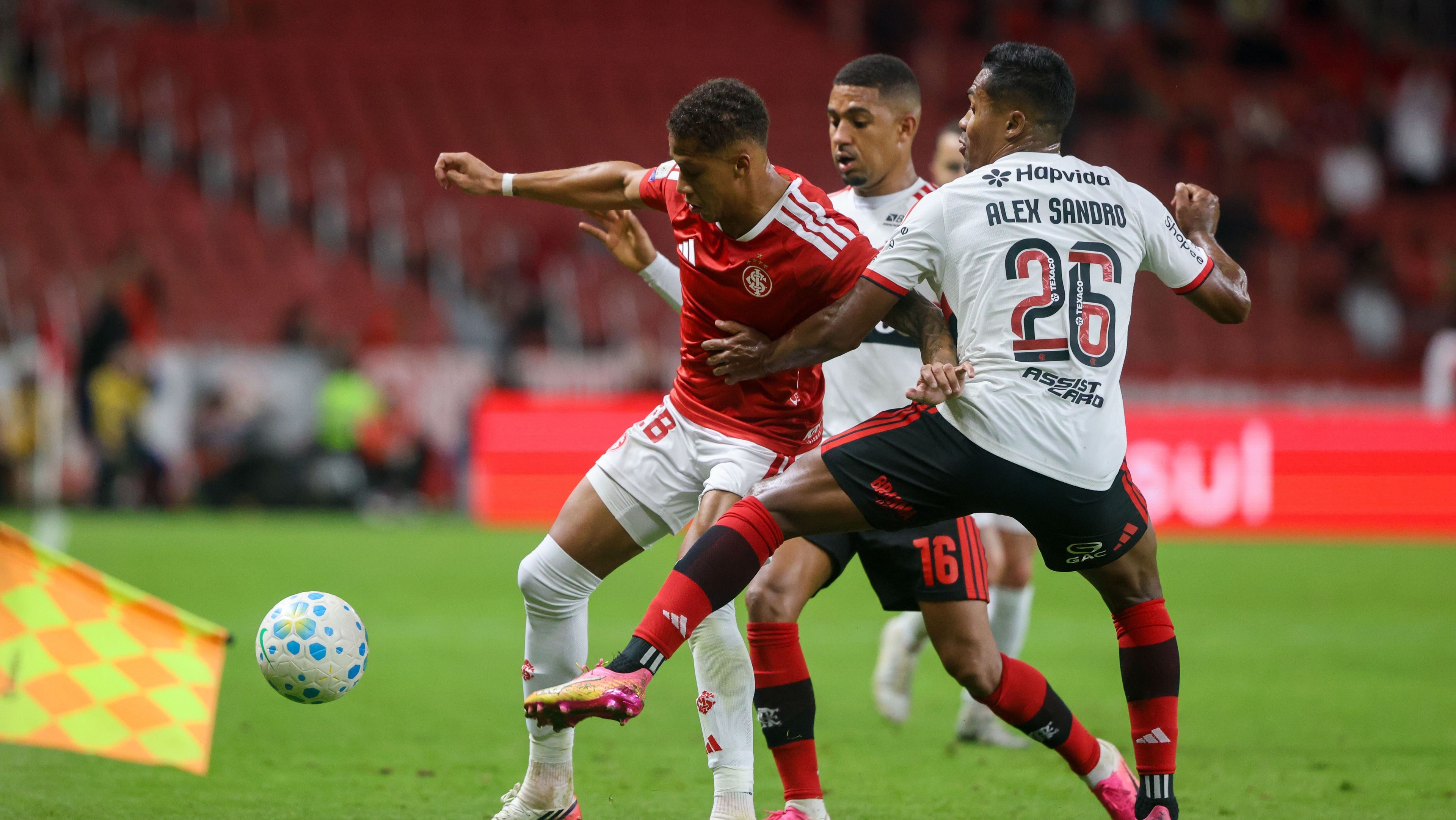 Flamengo perde meia para sequência do Brasileirão após terceiro amarelo