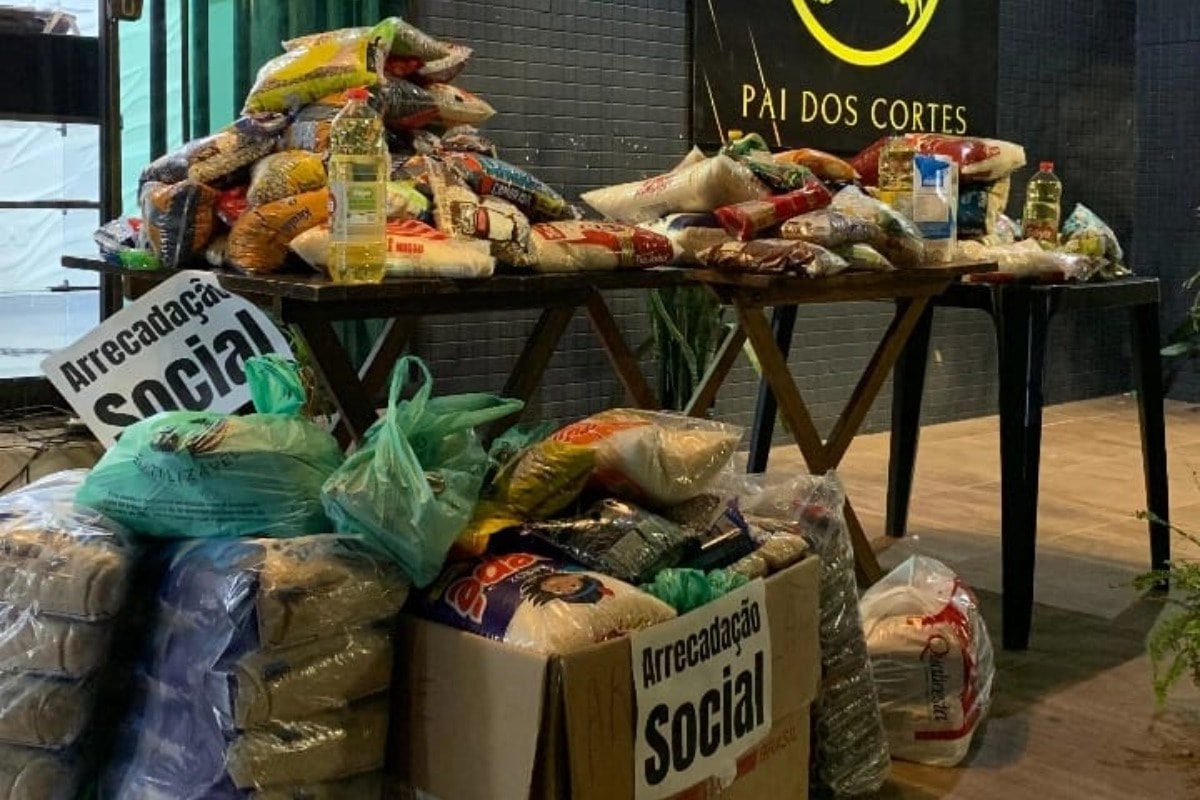 Barbeiro do DF troca corte por 1kg de alimento em ação solidária. Veja vídeo