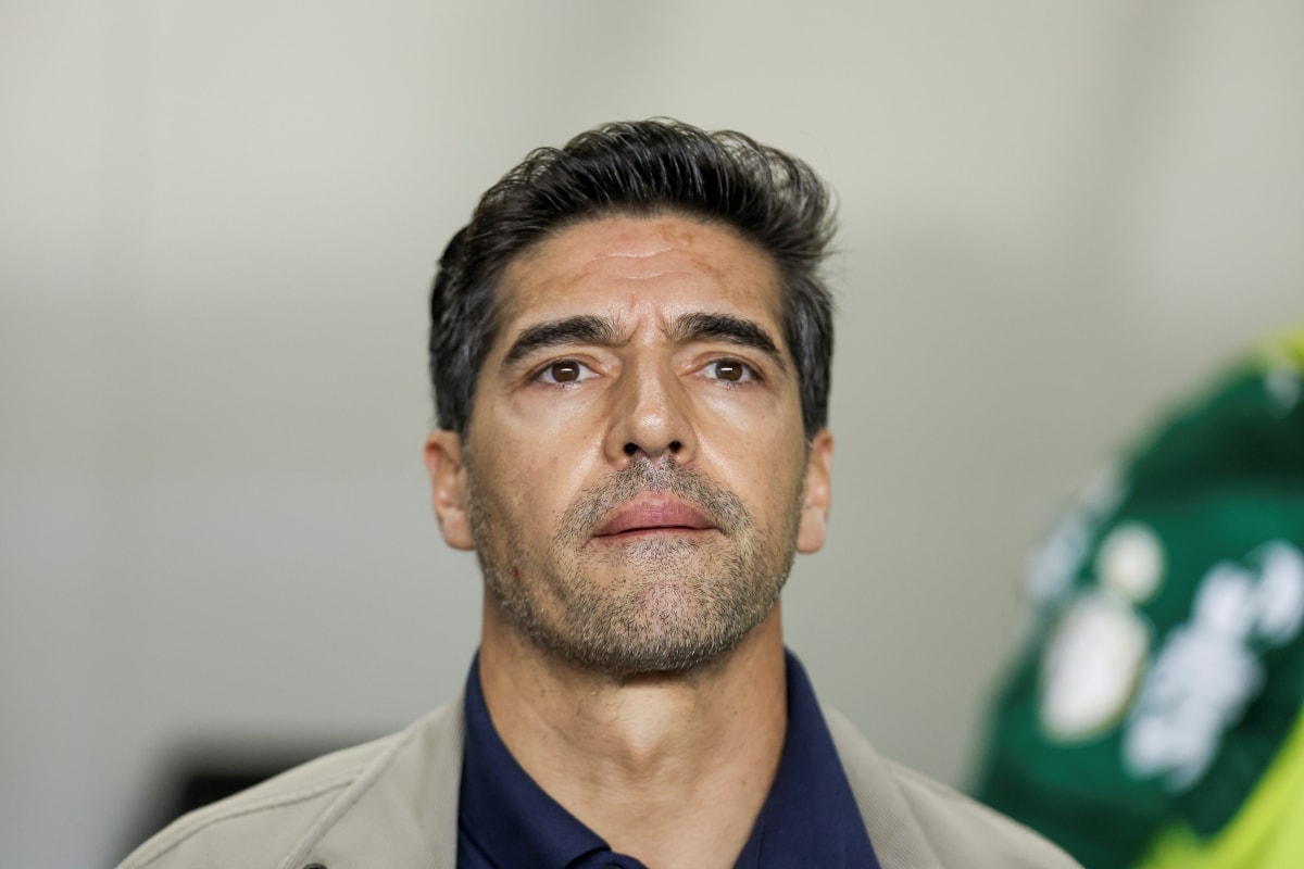 Palmeiras: STJD suspende Abel Ferreira por 2 jogos após chute em microfone