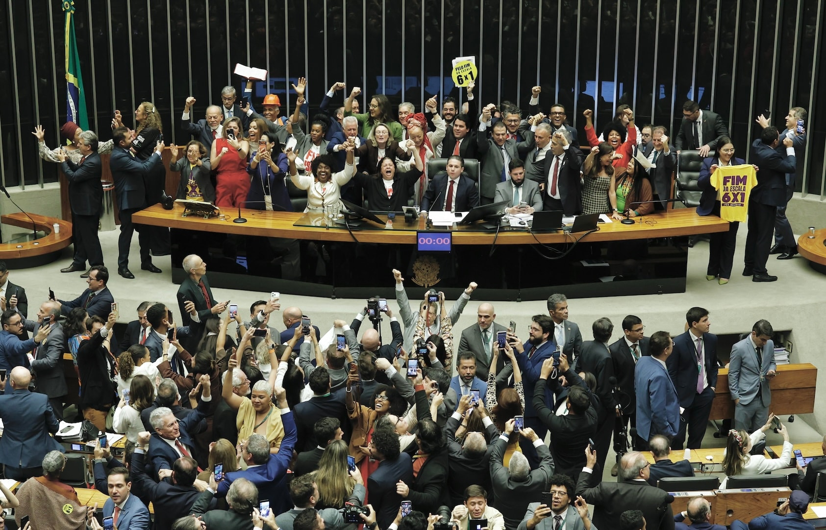 Veja imagens de deputados comemorando o fim da escala 6 X 1